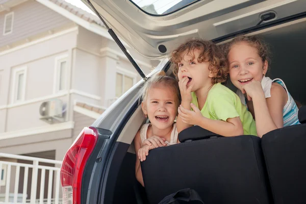 Três crianças felizes no carro — Fotografia de Stock