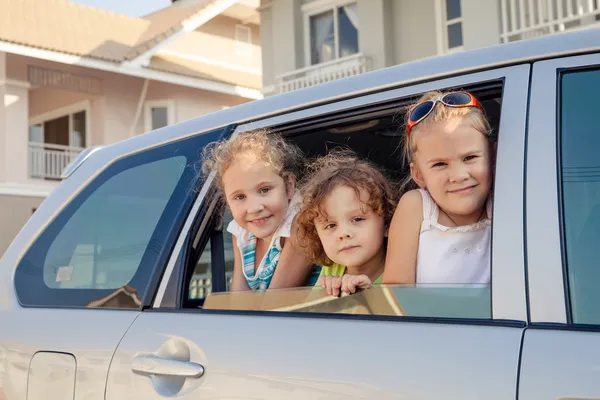 Drie gelukkige jonge geitjes in de auto — Stockfoto