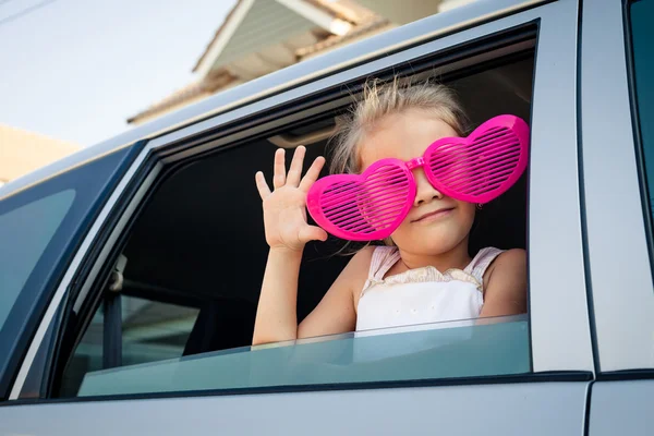 戴着大眼镜坐在车里的女孩 — 图库照片