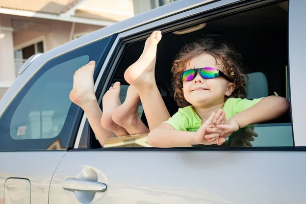 Glad liten pojke sitter i bilen — Stockfoto