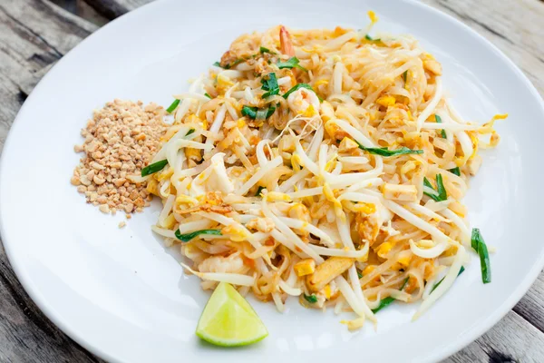 Thai étel Pad thai, keverjük össze tészta garnélarák — Stock Fotó