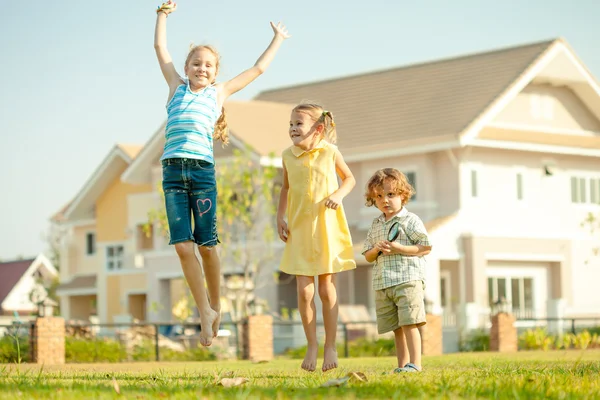 Två glada tjejer och liten pojke på natur — Stockfoto