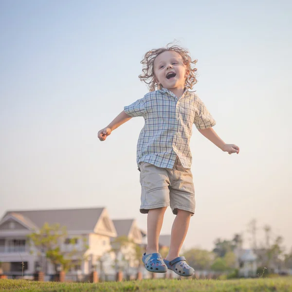 Gelukkig kleine jongen over de aard — Stockfoto