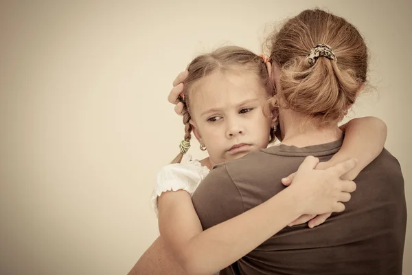 Triste filha abraçando sua mãe — Fotografia de Stock