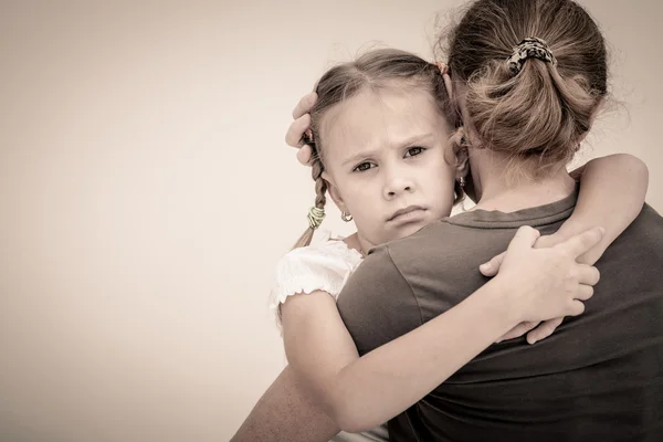 Triste filha abraçando sua mãe — Fotografia de Stock