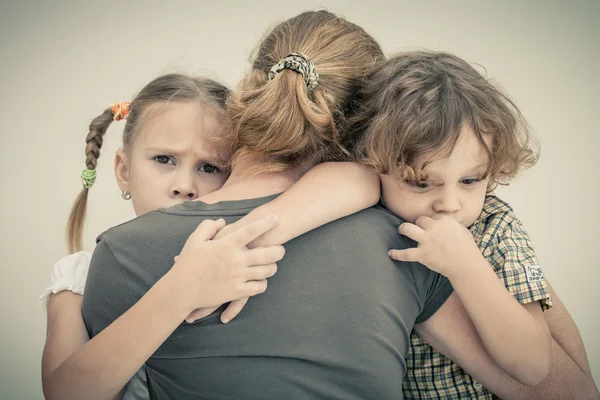 Traurige Kinder umarmen seine Mutter — Stockfoto