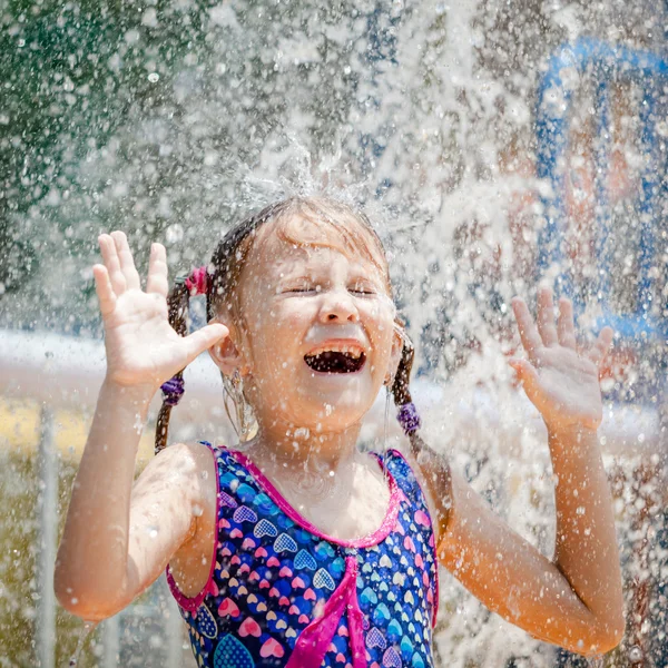 Menina na piscina — Fotografia de Stock