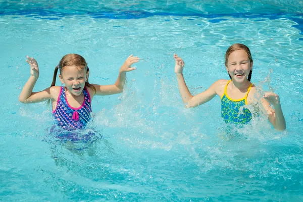 Två små barn som leker i poolen — Stockfoto