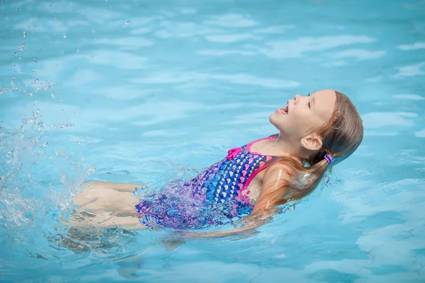 Petite fille dans la piscine — Photo