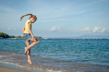 uçan atlama beach kız mavi deniz sahilinde yaz tatili ben