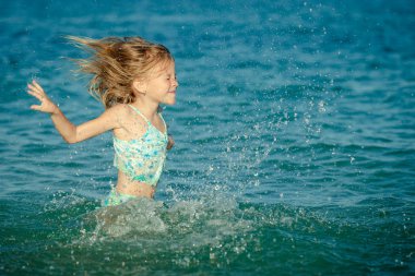 uçan atlama beach kız mavi deniz sahilinde yaz tatili ben
