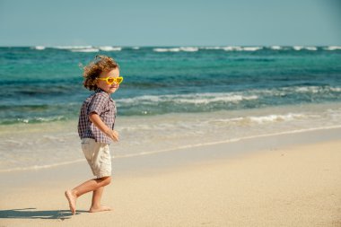 küçük çocuk kumsalda gün çalışıyor