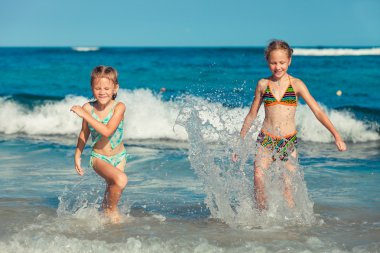 Kumsalda gün zamanında sıçramasına iki kız kardeş