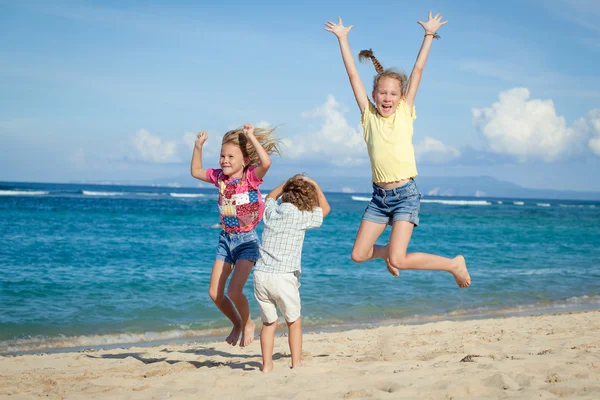 Gelukkige jonge geitjes spelen op strand — Stockfoto