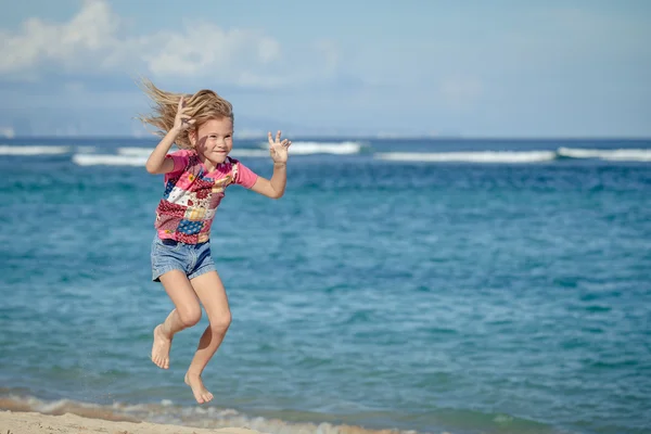 Latający skoków dziewczyna plaży na błękitne morze brzeg w wakacje — Zdjęcie stockowe