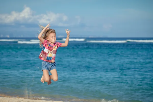 Voando pulando menina praia na costa azul do mar em férias de verão i — Fotografia de Stock
