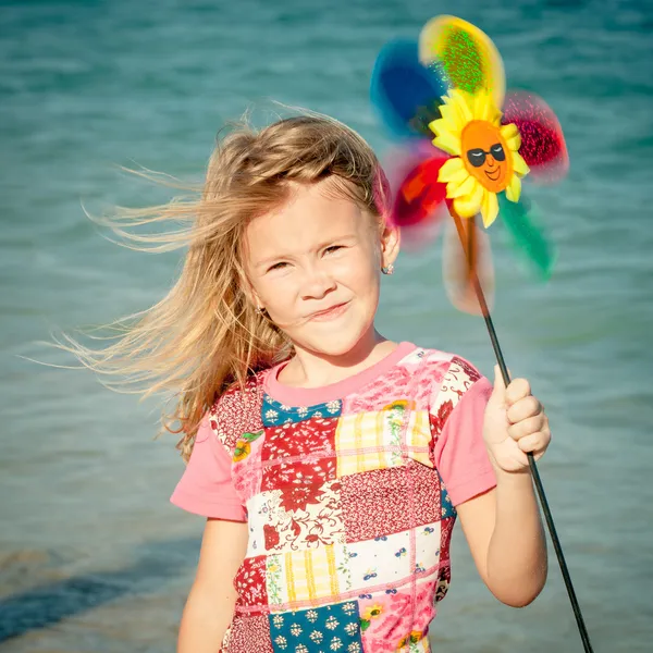 Adorável menina sorridente feliz em férias na praia — Fotografia de Stock