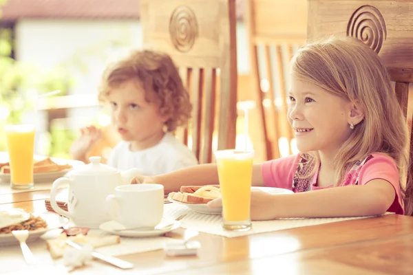 Frère et sœur au petit déjeuner — Photo