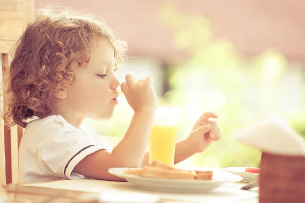 Petit garçon au petit déjeuner — Photo