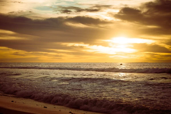 Bunte Morgendämmerung über dem Meer. Zusammensetzung der Natur. — Stockfoto