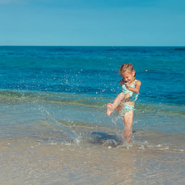 Dziewczynka działa na plaży w czasie dnia — Zdjęcie stockowe