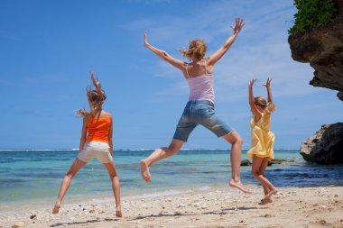 mutlu bir aile kumsalda gün zaman içinde atlama