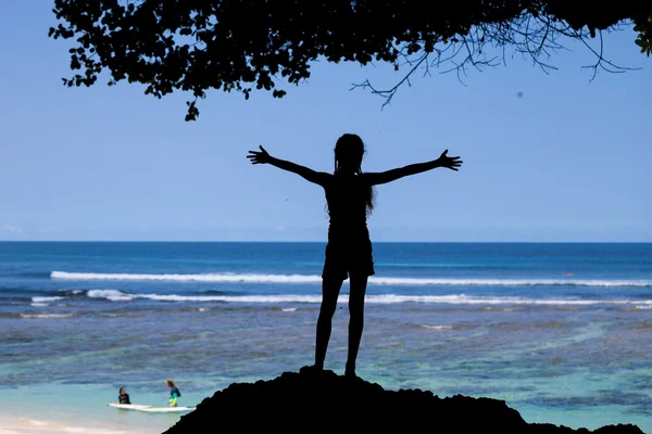 Silhouette des Teenie-Mädchens, das am Tag der Geburt am Strand steht — Stockfoto