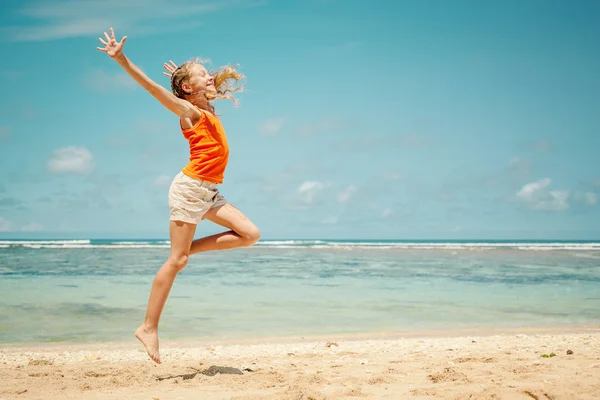 Giovanissima ragazza jumping su il spiaggia a blu mare riva in estate vaca — Foto Stock