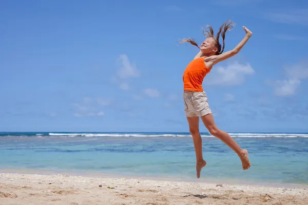 Volando saltando chica de playa en la orilla azul del mar en vacaciones de verano i — Foto de Stock