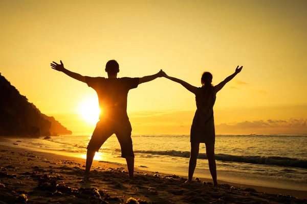 Glückliche Familie spazieren am Strand zur Tageszeit — Stockfoto