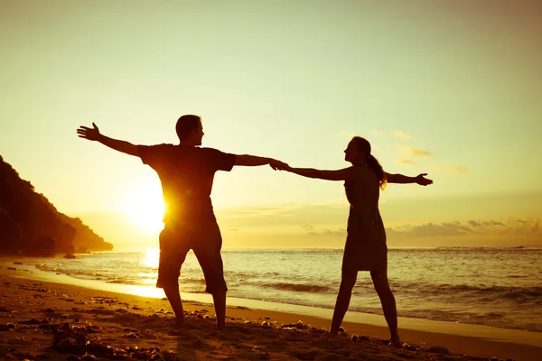 Glückliche Familie spielt tagsüber am Strand — Stockfoto