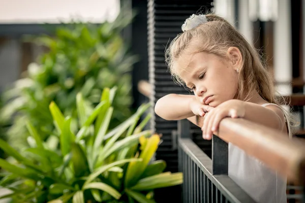 Portret van een verdrietig klein meisje — Stockfoto