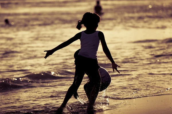 Happy kids playing on beach — Stock Photo, Image