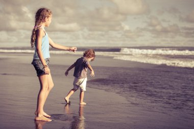 mutlu çocuklar kumsalda gün anda oynamak