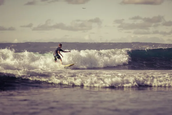 Surfer echitatie val mare ocean în timpul zilei — Fotografie, imagine de stoc