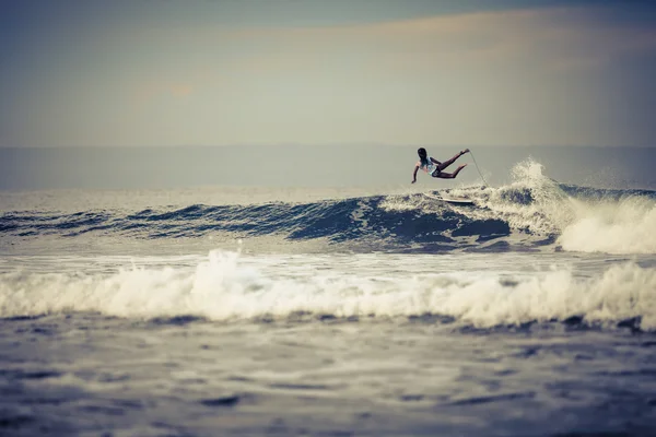 Surfer, der tagsüber auf großer Meereswelle reitet — Stockfoto