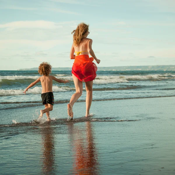 Mother and  son playing on the beach in the day time — Stock Photo, Image