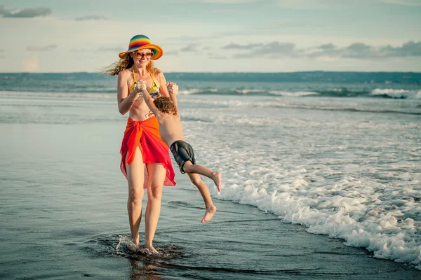 Anne ve oğlu gün zaman kumsalda oynarken — Stok fotoğraf