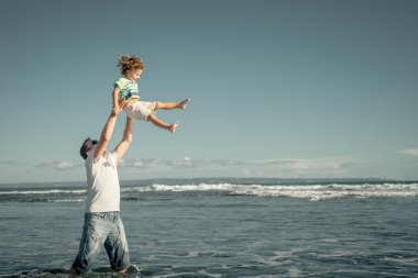 Baba ve oğul plaj gün anda oynamak