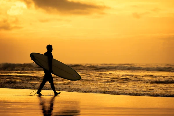 Sylwetka surfer podczas zachodu słońca — Zdjęcie stockowe