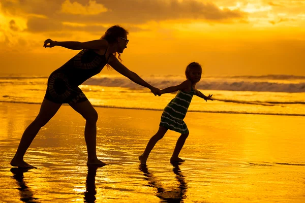 Madre e figlia che giocano sulla spiaggia — Foto Stock