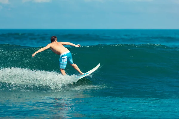 Surfer, der tagsüber auf großer Meereswelle reitet — Stockfoto