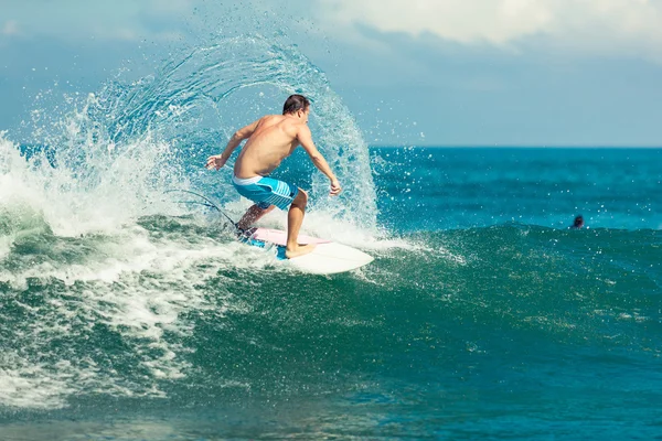 Surfista montando grande onda oceânica na hora do dia — Fotografia de Stock