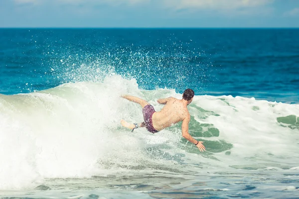 Surfer jazdy przestrzeniami oceanu fala w czasie dnia — Zdjęcie stockowe