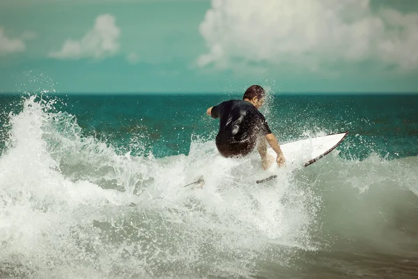 Surfer, der tagsüber auf großer Meereswelle reitet — Stockfoto
