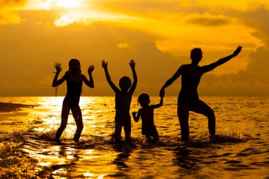 Şafak timeh plajda oynarken mutlu bir aile