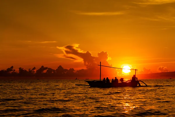 Colorido amanecer sobre el mar. Composición natural . — Foto de Stock