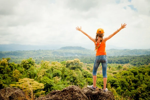 Teenager  standing on a mountain top — Stock Photo, Image