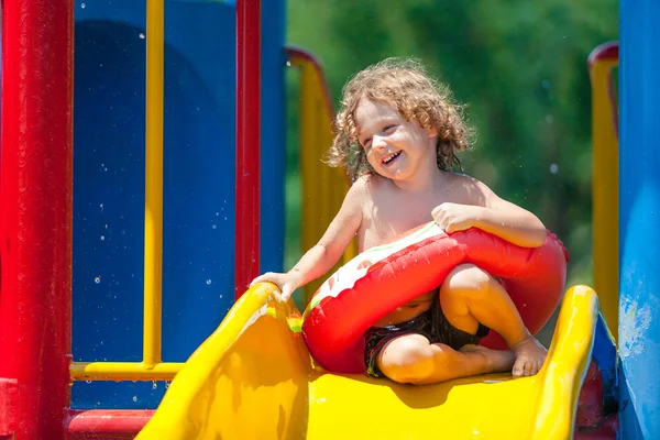 Liten pojke i poolen — Stockfoto