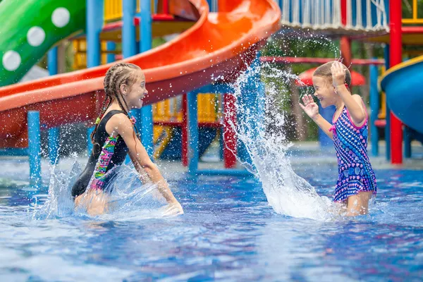 Zwei kleine Kinder spielen im Schwimmbad — Stockfoto